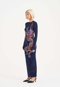 Dunkelblaues langärmeliges Kleid mit einem bunten Drachenmotiv. Glatte Textur mit taillierter Silhouette und gemusterten Akzenten an den Ärmeln.