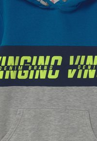 Felpa con cappuccio caratterizzata da pannelli blu, blu navy e grigi. Presenta una grande scritta gialla "DENIM BRAND VINCING" sulla sezione blu navy. Tasca frontale.