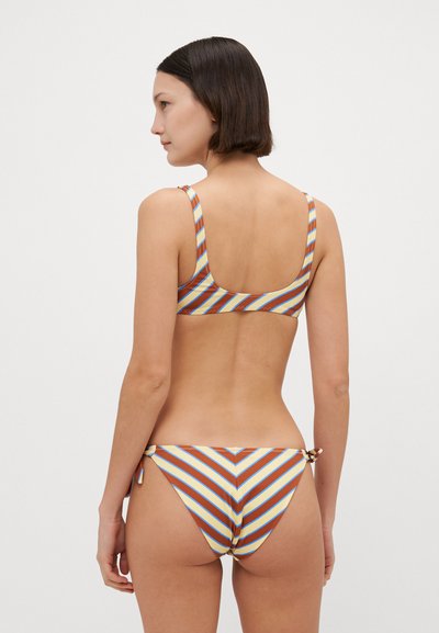 Stribet bikini lavet af strækbart stof; toppen har brede stropper og en lav ryg, mens bundene har sidelister og en lav talje.