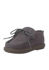Scarpa in suede grigio con punta rotonda e design con lacci. Presenta una suola in gomma testurizzata e dettagli di cucitura lungo il bordo superiore.