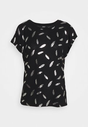 Camiseta negra de corte holgado con mangas cortas, decorada con patrones de plumas plateadas metálicas por todo el diseño. Textura de tela suave.