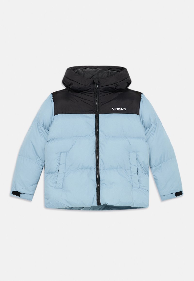 Šviesiai mėlynas pūkinis švarkas su juodomis petnešomis, gobtuvu, priekiniais užtrauktukais ir šoninėmis kišenėmis. Yra horizontali siuvinėjimo danga ir logotipo detalė.