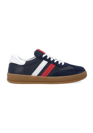 Baskets bleu marine avec des rayures blanches, rouges et grises, tige en daim, languette de talon blanche et semelle en caoutchouc marron. Présente un laçage sur le devant.
