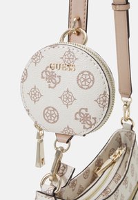 Witte handtas met textuur, voorzien van een ronde muntenportemonnee met lichtbruine logopatronen en gouden metalen accenten. Inclusief verstelbare schouderband.