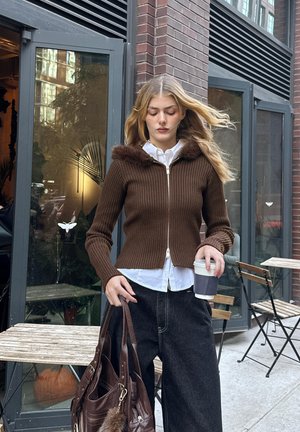 Bershka ZIP-UP WITH HOOD  - Cardigan - dark brown