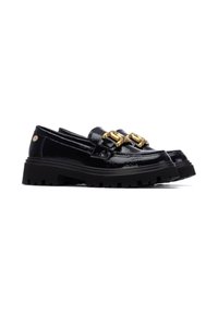Mocasines de charol negro con acento de cadena dorada, suela gruesa negra con tacos, puntera redonda y textura suave y brillante.