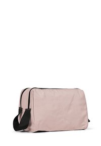 Rosa nylon taske med rektangulær form, sort lynlås og justerbar sort rem. Glat overflade, minimalistisk design uden mønstre.
