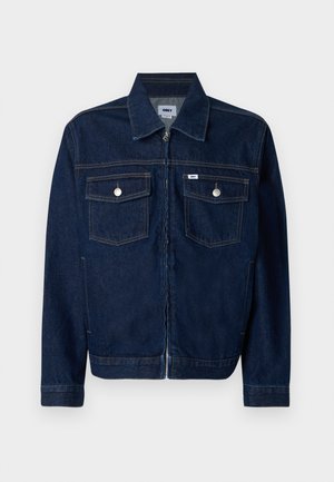 Σκούρο τζιν μπουφάν με γιακά, εμπρόσθιο φερμουάρ, δύο τσέπες στο στήθος με κουμπιά πάτησης και διακριτικό ραφές αντίθεσης.