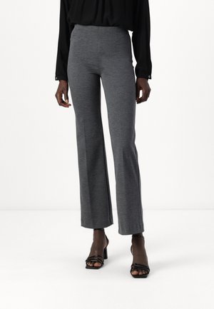 Pantaloni a palazzo grigi, elasticizzati, con vita alta, caratterizzati da una texture liscia e un leggero motivo melange, abbinati a tacchi a spillo neri.