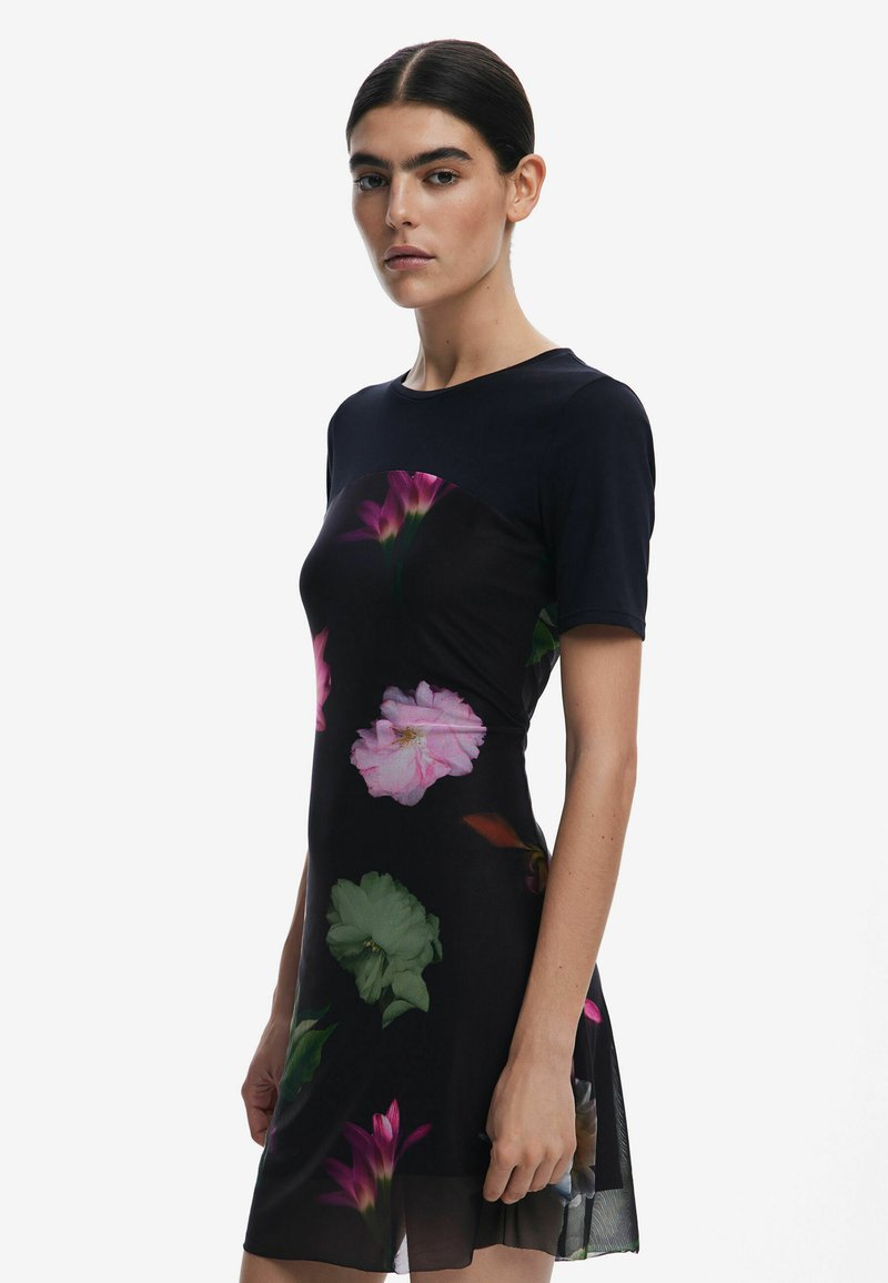Kurzärmeliges Kleid aus schwarzem Stoff mit floralem Druck in Rosa- und Grüntönen, mit tailliertem Oberteil und ausgestelltem Saum.