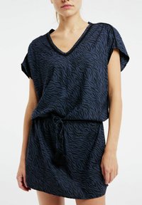 Laivastonsininen mekko V-aukolla ja lyhyillä hihoilla, jossa on musta seeprahärkäkuvio, joustava vyötärö ja nauhatasselit.