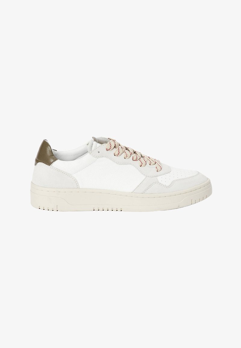 Baskets en cuir blanc avec un bout perforé, une languette rembourrée et un accent en cuir olive au talon. Elles sont dotées de lacets rouges contrastants et d'une semelle texturée.