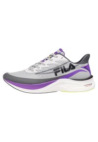 Scarpa sportiva grigia con accenti viola, tomaia in rete e punta rotonda. Presenta una suola bianca spessa con dettagli testurizzati e un marchio sul lato.