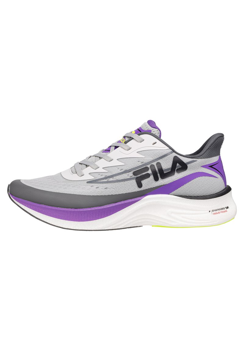 Scarpa sportiva grigia con accenti viola, tomaia in rete e punta rotonda. Presenta una suola bianca spessa con dettagli testurizzati e un marchio sul lato.