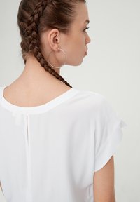 QS DOTÉ D’UNE FENTE DANS LE DOS - Bluse - weiß