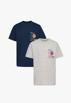 Twee t-shirts: één marineblauw met een grafische print van een basketbal en net, en één lichtgrijs met vergelijkbare ontwerpaccenten.