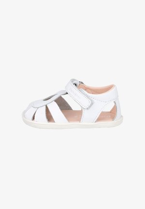 Sandalia de piel blanca, diseño de puntera abierta con múltiples cortes. Cuenta con una correa de velcro, un suave forro interior y una suela de goma flexible.