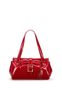Rode patenten leren tas met een strikdetail, gouden gesp en twee handvatten. Sohde textuur en een label bevestigd met zichtbare branding.