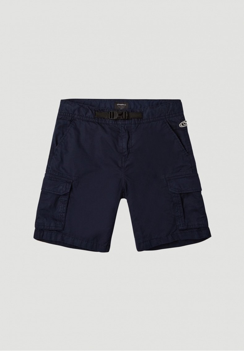 Short cargo bleu marine avec poches latérales, ceinture à sangle noire et petite étiquette logo sur le côté droit, posé à plat sur un fond clair.