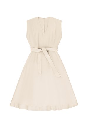 Beige mouwloze jurk met V-hals, aangesloten tailleband en A-lijn rok, plat liggend op een witte achtergrond.