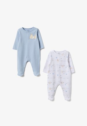 Twee babyrompertjes: één effen lichtblauw met berenafbeelding, de ander wit met pastelgekleurde dierenpatronen. Beide hebben lange mouwen en voetgedeelten.