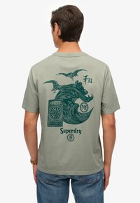 Superdry & Co TOKYO NARRATIVE LOOSE - Camiseta estampada - slate grey