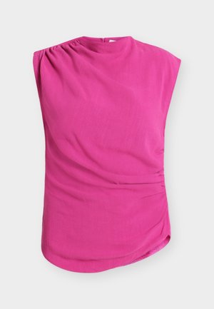 Mouwloze felroze blouse met geplooide stof op de schouder en asymmetrische zoom op een witte achtergrond.
