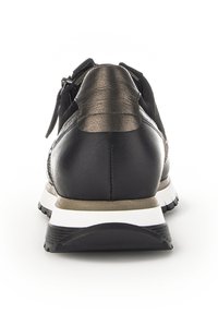 Schwarze Ledersneaker mit metallic-silbernen Akzenten, strukturiertem Obermaterial und weißer Zwischensohle. Bietet flache Schnürsenkel und eine Gummisohle.
