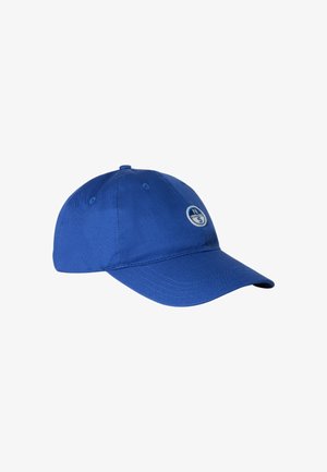 Cappellino da baseball blu con una piccola toppa circolare con il logo con le lettere N e S sul pannello frontale.