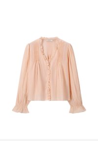 Blouse rose clair en tissu doux, avec un décolleté en V, une fermeture à boutons, des plis verticaux et des accents de volants au col et aux poignets.