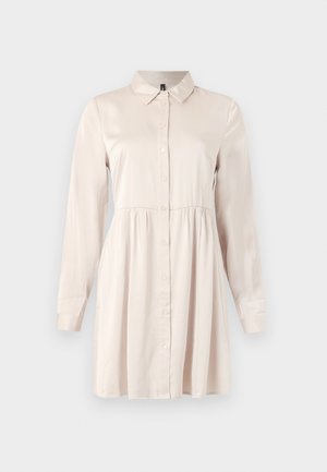 Vestido camisa de manga larga en color beige claro, con cuello puntiagudo, cierre de botones en la parte delantera y cintura fruncida, confeccionado en una tela suave y brillante.