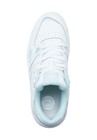 Lys blå sneakers med glatt syntetisk overdel, perforert tå, runde snørebånd, polstret tunge og mesh-fôr. Logodetalj på siden.