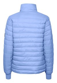 Chaqueta acolchada de color azul claro con cuello alto, mangas largas y puños acanalados, vista desde la parte trasera.