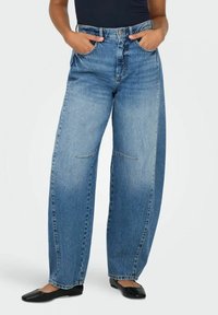 Jeans in denim blu a gamba larga con vita alta, dotati di due tasche frontali, cuciture a contrasto e dettagli leggermente consumati.
