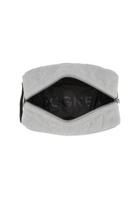 Borsa grigia in feltro con esterno trapuntato e zip nera. L'interno è foderato in tessuto nero con lettering del logo.
