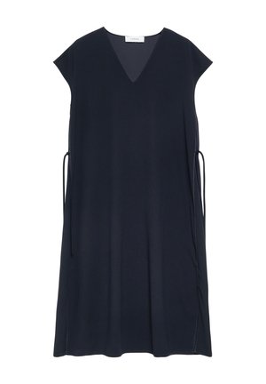 Ärmelloses schwarzes knielanges Kleid mit V-Ausschnitt und seitlichen Bändern, aus glattem, leichtem Stoff, flach auf weißem Hintergrund präsentiert.