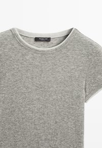 T-shirt grigio a maniche corte realizzato in tessuto morbido, con scollatura rotonda bordata in un grigio chiaro a contrasto. Etichetta del marchio visibile all'interno.