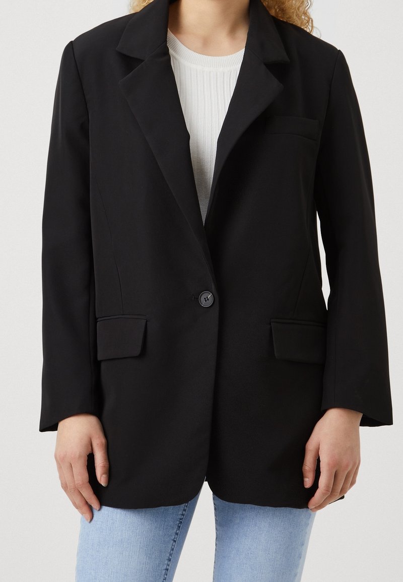Černé sako s klopou, jedním knoflíkem a dvěma předními kapsami; hladká tkanina, uvolněný střih a rovné rukávy.