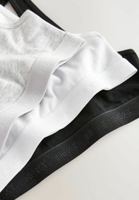 Tre elastiske bh'er i grå, hvid og sort, med brandede bånd. Blød bomuldsblanding med glat tekstur og minimalistisk design.
