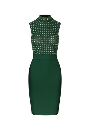 Zielona sukienka z wysokim kołnierzem, dopasowanym krojem i zdobionym korpusem z kwadratowymi ćwiekami. Gładka faktura, długość do kolan i bez rękawów.