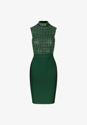 Zielona sukienka z wysokim kołnierzem, dopasowanym krojem i zdobionym korpusem z kwadratowymi ćwiekami. Gładka faktura, długość do kolan i bez rękawów.