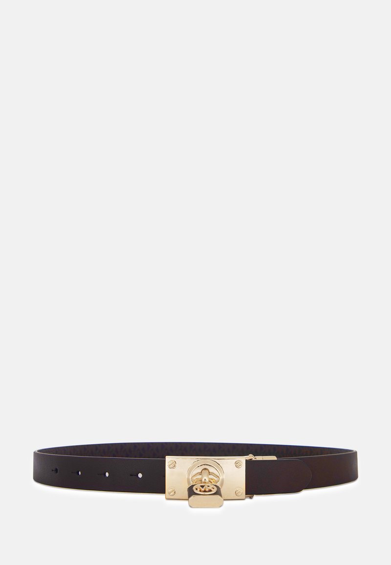 Schwarzer Leder-Gürtel mit einer polierten goldenen quadratischen Schnalle und einem geprägten Logo. Glatte Textur mit mehreren Größenlöchern zur Anpassung.