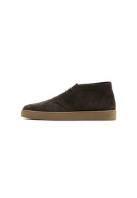 Bottines en suede marron avec une finition lisse, un bout arrondi, deux œillets pour les lacets et une semelle en caoutchouc marron clair.