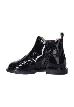 Stivaletto nero lucido in pelle con cerniera laterale, perforazioni decorative e tacco basso su sfondo bianco.