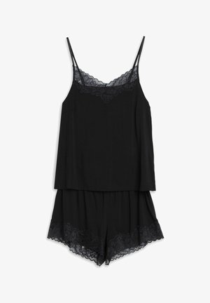 Schwarzes Loungewear-Set mit einem ärmellosen Oberteil und Shorts. Das Oberteil hat eine Spitzenverzierung am Ausschnitt; die Shorts sind am Saum mit Spitze akzentuiert.