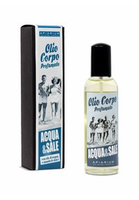 Olio per il corpo in una bottiglia cilindrica trasparente con un tappo nero. L'etichetta presenta un design blu e bianco con testi e immagini di persone su una spiaggia.