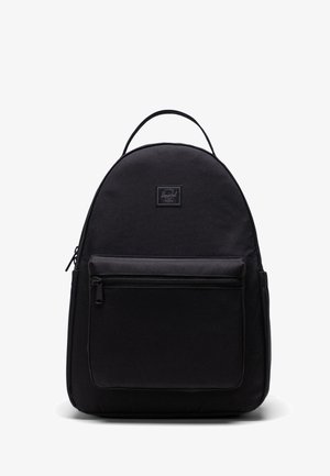 Schwarzer Rucksack aus strapazierfähigem Stoff mit abgerundeter Form, vorderer Reißverschlusstasche, obenem Griff und charakteristischem Marken-Patch.