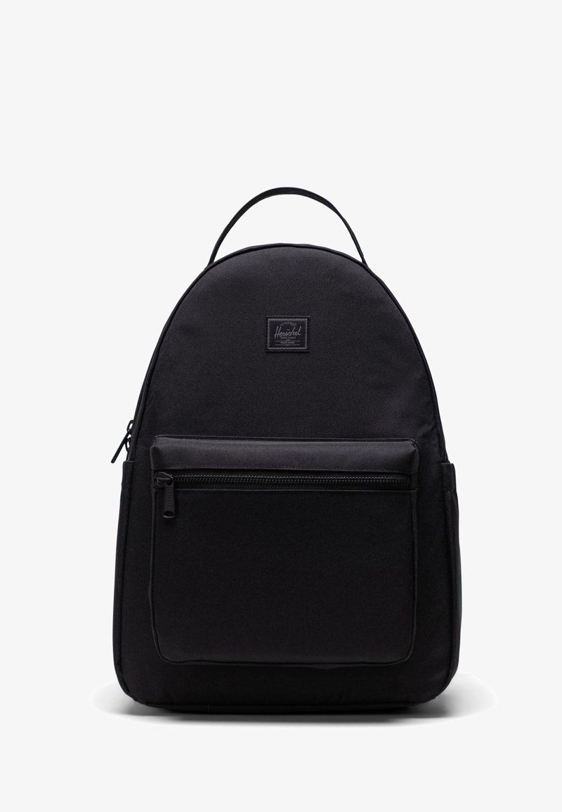 Czarna plecak wykonany z trwałego materiału o zaokrąglonym kształcie, z przednią kieszenią na zamek, górnym uchwytem i charakterystyczną metką marki.