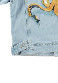 Giacca in denim blu chiaro con un design ricamato e colorato di un polpo giallo. Chiusura a bottoni a pressione nei polsini con hardware argentato.