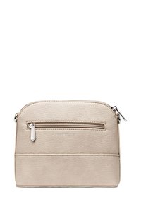 Krémová kožená taška s texturou, se zipovou přední kapsou a stříbrným kováním. Zaoblený vršek a ploché dno pro stabilitu. Čistý, minimalistický design.